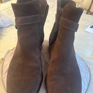 La Canadienne  brown suede ankle boot
